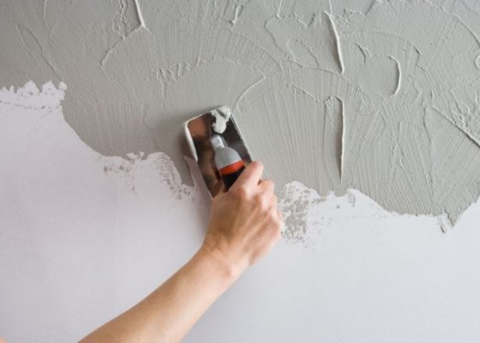 Vệ sinh bề mặt tường sạch sẽ sau khi sơn
