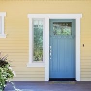 Nhà màu trắng sơn cửa màu gì hợp phong thủy nhất?